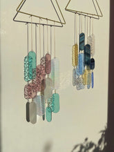 Farbenfrohes verspieltes Mobile mit detaillierten ovalen Glaselementen